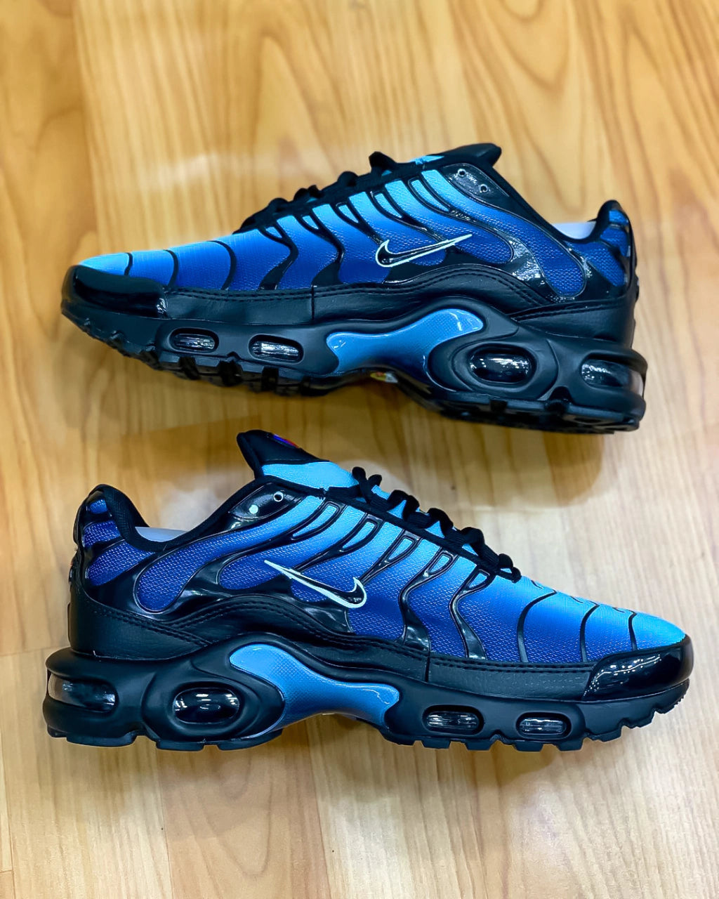 NIKE AIR MAX TN PLUS 1 - PRETO E AZUL 2 TONS