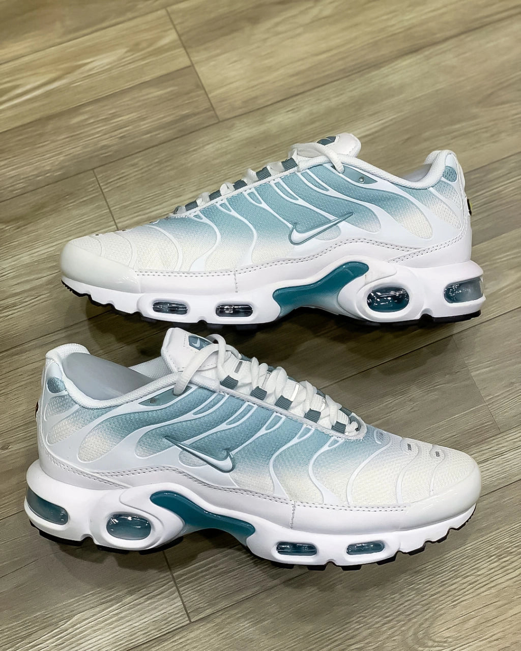 NIKE AIR MAX TN PLUS 1 - BRANCO E VERDE DEGRADÊ