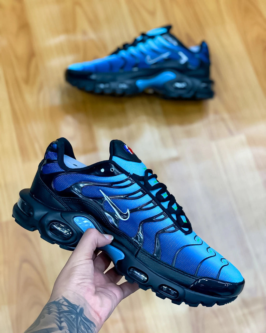 NIKE AIR MAX TN PLUS 1 - PRETO E AZUL 2 TONS